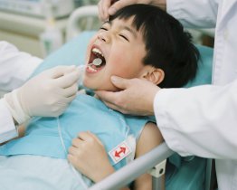 幼兒誤吞電池10小時(shí),造成不可逆的食道腐蝕穿孔